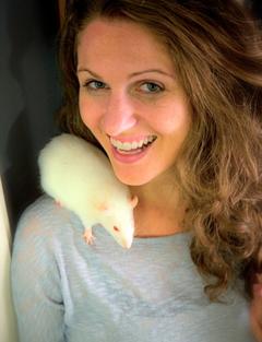 Picture of Melissa Hoffman with a white rat